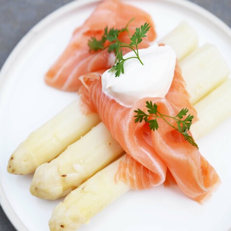 Asperges met gerookte zalm en zure room.