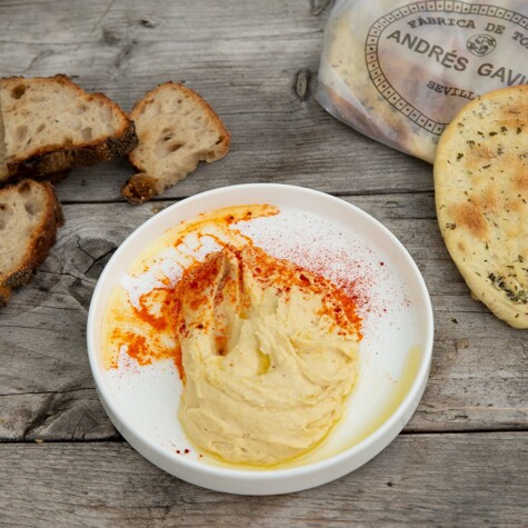 Hummus met brood.