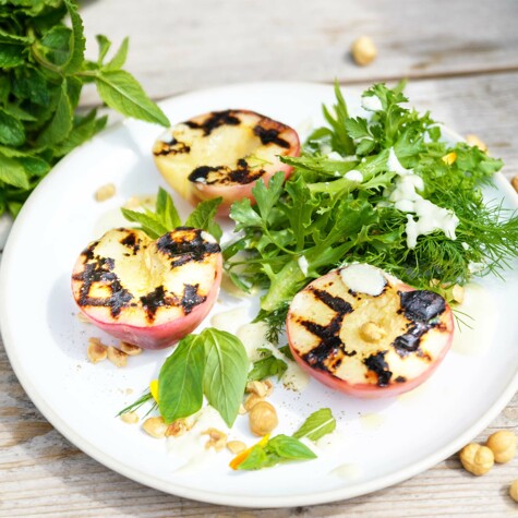 Gegrilde perzik met geitenkaasdressing en Parmigiano Reggiano