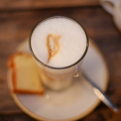 Koffie latte macchiato met een stukje cake