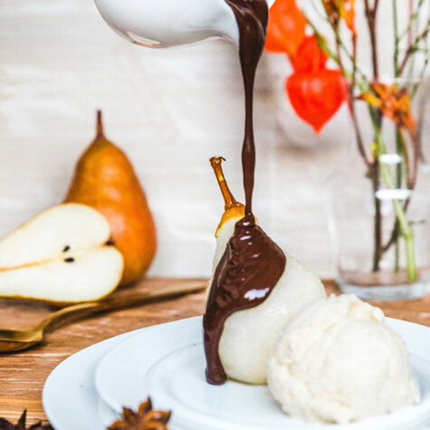 Fruit poire belle helene peer chocoladesaus ijs