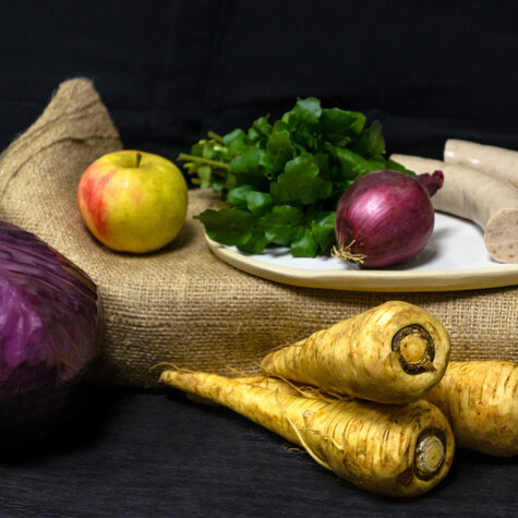 Rode koolsalade met gebakken pens en appel