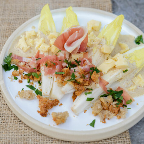 Salade van Brussels grondwitloof, boerenham en brokkelkaas