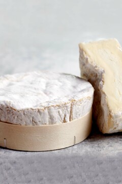 Camembert de Normandie, verkrijgbaar bij versmarkt CRU.