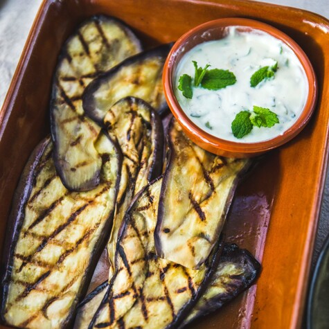 Recept: gegrilde aubergine met frisse yoghurtdip.