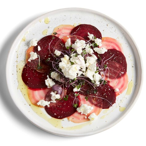 Recept: carpaccio van ovengebakken rode biet en geitenkaas.