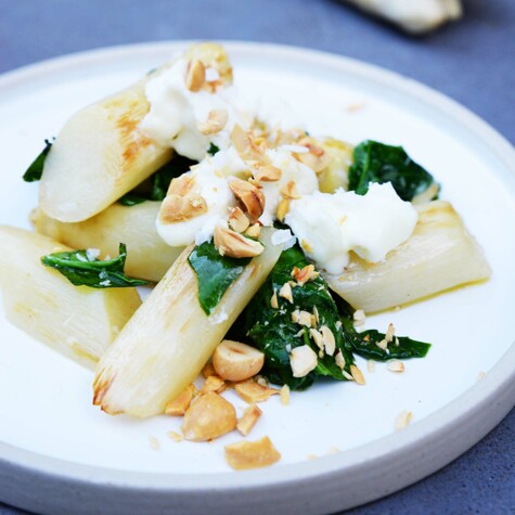 Recept: asperges met geitenkaas, spinazie en hazelnoot.