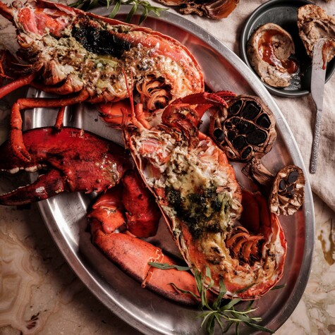 Recette : homard relevé au beurre d’ail noir.