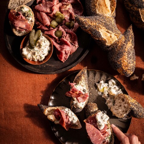 Recept: crostini pastrami met remouladesaus.