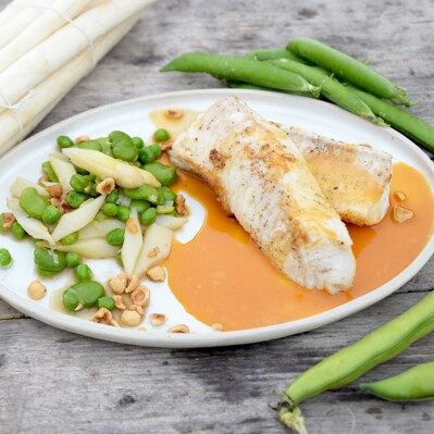 Loup de mer aux légumes printaniers et sauce au chorizo