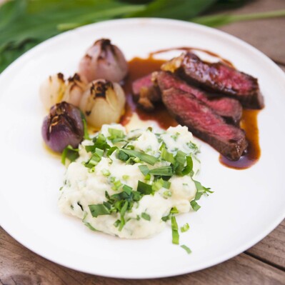 Bœuf maturé, purée à l'ail des ours et oignons confits