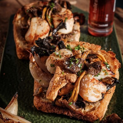 Toast aux champignons et noix de Saint-Jacques