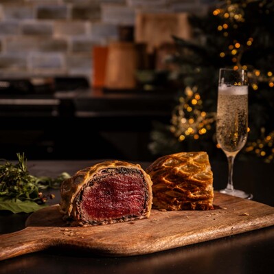 Bœuf Wellington et stoemp de pommes de terre et légumes, carottes glacées